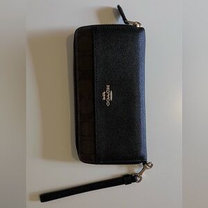 Coach Black/gold/ blackTextured Wristlet